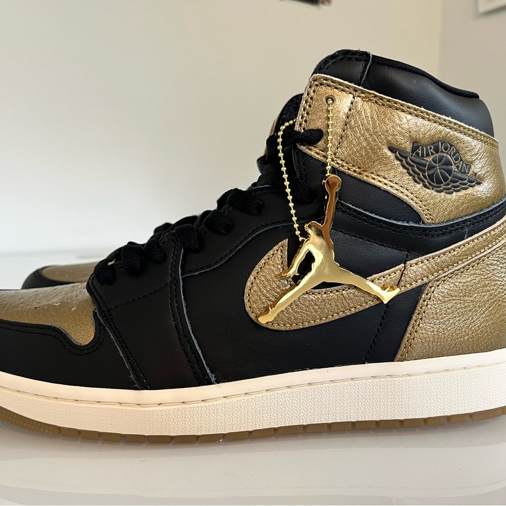 Air Jordan Retro 1 - Picture 4 of 9